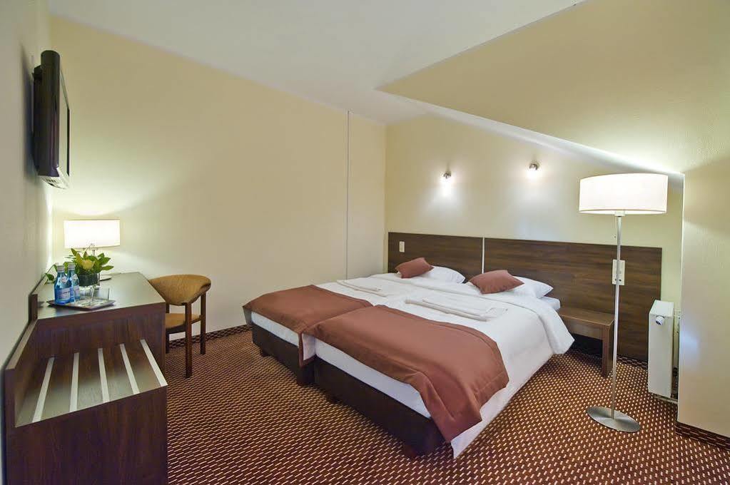 Hotel Cztery Brzozy Gdansk Kowale Kowale  エクステリア 写真